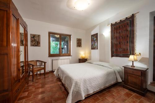 1 dormitorio con 1 cama, 1 mesa y 1 silla en Villa Mori, en Badesse
