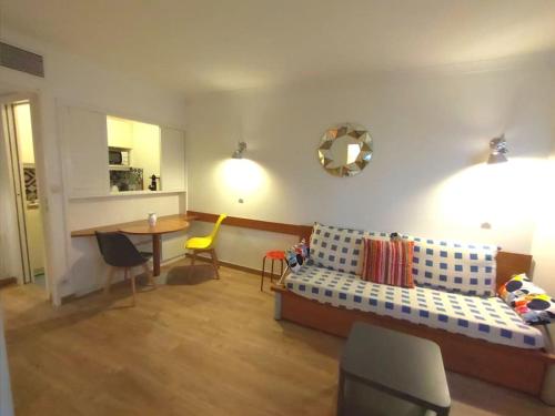 un salon avec un canapé et une table dans l'établissement 7 min walk Metro ApartHotel, La Defense+Parking, à Courbevoie