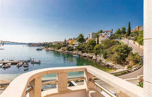 2 Bedroom Stunning Apartment In Okrug Gornji