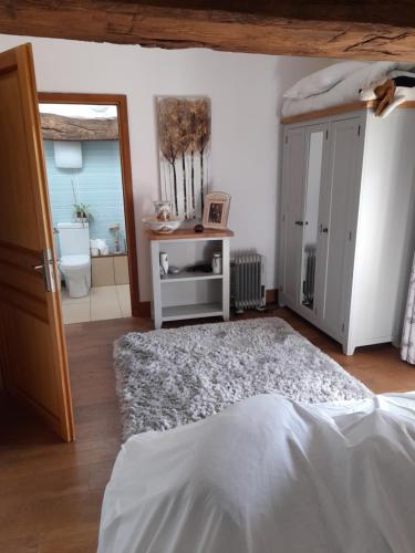 um quarto com uma cama e uma casa de banho em A Barn with a View and Tranquility em Varaignes