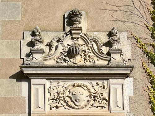 un bâtiment avec une sculpture en haut dans l'établissement Château La Chevalerie - 24h du Mans, à Parigné-le-Pôlin
