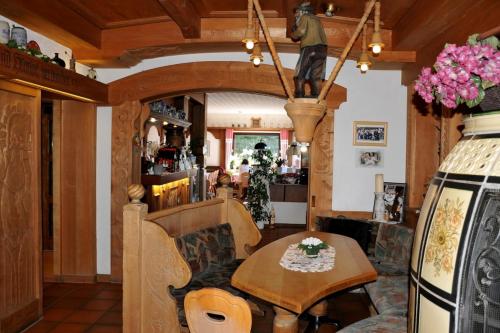 ein Wohnzimmer mit einem Holztisch und einem Esszimmer in der Unterkunft Gasthof-Hotel Lärmfeuer in Rohrbach