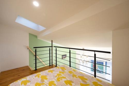 une chambre avec un lit et une fenêtre dans l'établissement Studio mezzanine 