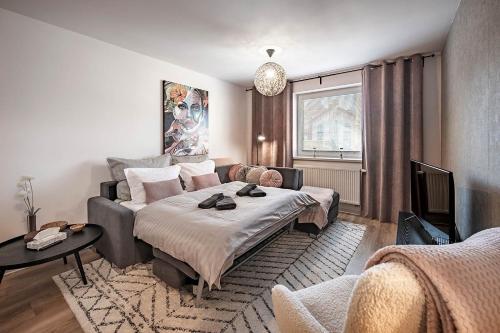 - une chambre avec un grand lit et un canapé dans l'établissement Apartments Centrum Hviezdoslav, à Poprad