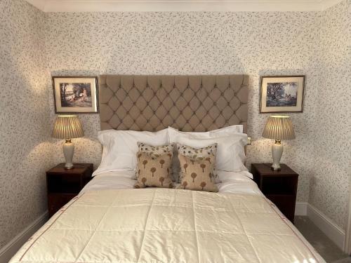 Llit o llits en una habitació de Burford Lodge Hotel - Adults only