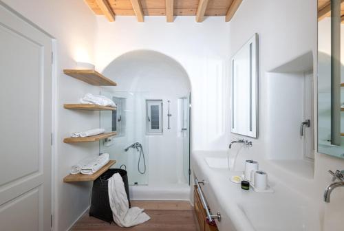 un bagno con doccia e lavandino di Villa Montessito Mykonos a Tourlos