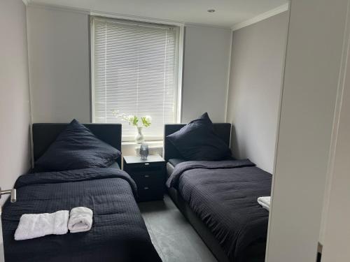 1 dormitorio con 2 camas y toallas. en City Apartment Paderborn Apartment 6, en Paderborn