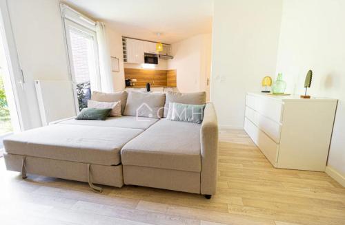 1 dormitorio con 1 cama y vestidor blanco en Pascal’s Cosy Retreat, en Rosny-sous-Bois