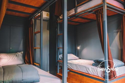 Un par de literas en una habitación en Time Sabai 134, en Bangkok