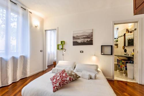 ein Schlafzimmer mit einem weißen Bett mit zwei Kissen darauf in der Unterkunft la vigna del Vescovo in Verona