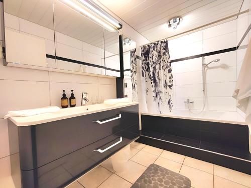ein Bad mit einem Waschbecken und einer Dusche in der Unterkunft Top apartment with 2 bedrooms and fully equiped in Haag