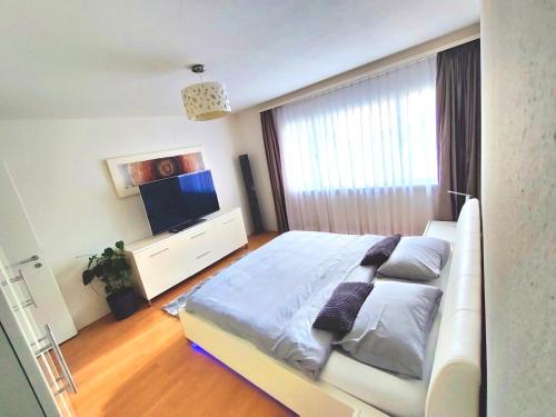 1 dormitorio con 1 cama grande y TV en Top apartment with 2 bedrooms and fully equiped en Haag