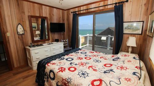 een slaapkamer met een bed en uitzicht op de oceaan bij OCEANFRONT, Ocean Views, Beach Access, Close to Shopping, KH123, Pelican's Watch in Kitty Hawk
