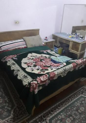 ein Schlafzimmer mit einem Bett mit einer Decke darauf in der Unterkunft Alexandria,Egypt in Alexandria