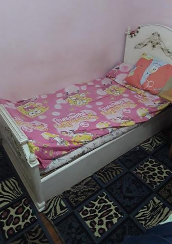 ein Bett mit einer Hallo-Miezedecke drauf in der Unterkunft Alexandria,Egypt in Alexandria