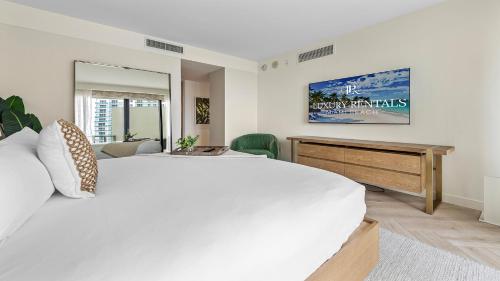 Un pat sau paturi într-o cameră la Private Residence at W South Beach -711