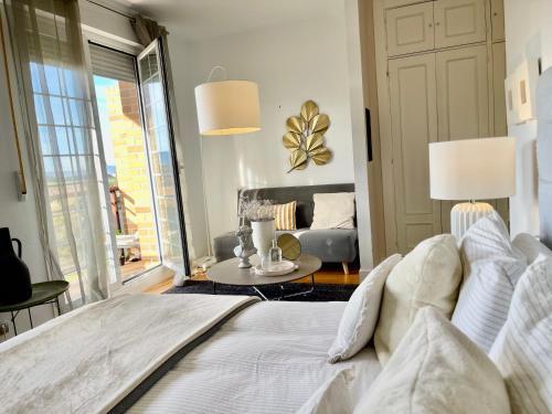 a bedroom with a bed and a living room at Estilosa casa golf suites in Gorraiz