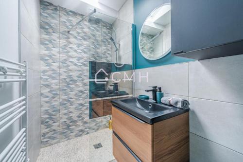 ein Badezimmer mit Waschbecken und Dusche in der Unterkunft Cosy lounge suit à 10 min de l'aéroport CDG TREMBLAY EN FRANCE in Tremblay En France
