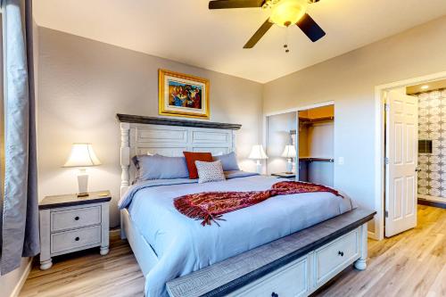 1 dormitorio con 1 cama y ventilador de techo en Sun Daze, en Oro Valley