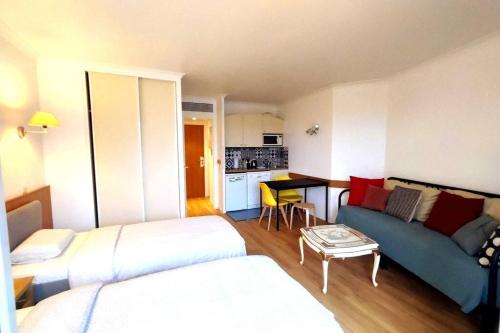 un salon avec un canapé et une table dans l'établissement 7mn walk to Metro, in ApartHotel, à Courbevoie