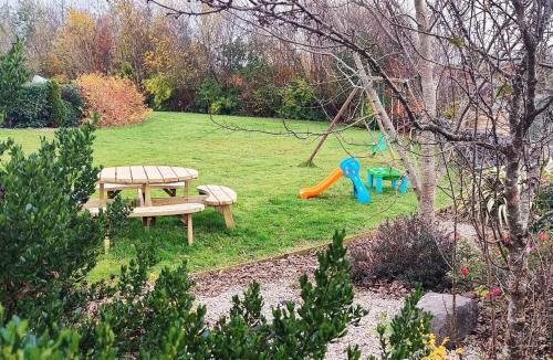 um parque com uma mesa de piquenique e um parque infantil em Butterfly Guesthouse - Entire Home within 5km of Galway City em Galway