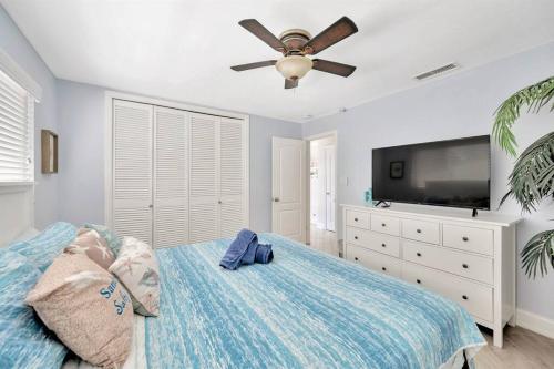 a bedroom with a bed and a ceiling fan at Island Paradise 3 Bed Waterfront/Heated Pool in Clearwater Beach