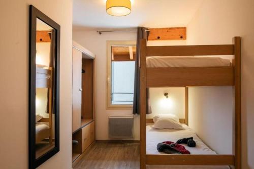 Tempat tidur susun dalam kamar di Résidence Les Terrasses d'Isola 2000
