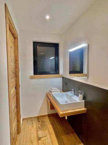 uma casa de banho com um lavatório e uma janela em Le Stue em Pieve di Cadore