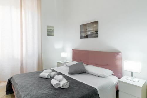 1 dormitorio con 1 cama con 2 toallas en Seaside apartament near the Beach, en Minturno