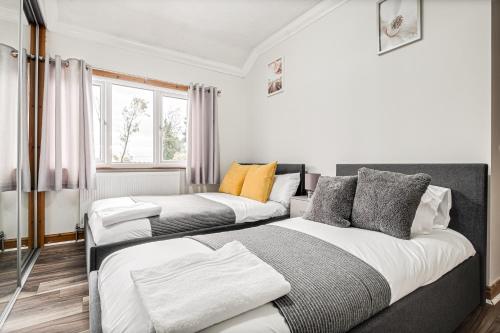 Katil atau katil-katil dalam bilik di Comfortable and spacious home with free parking plenty of space large sun trap garden and crisp white hotel linen hosted by Our Home Short Stays