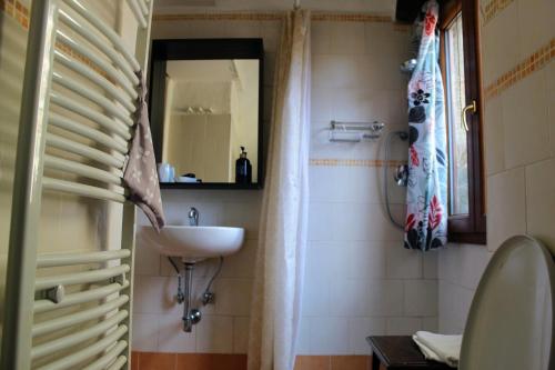 bagno con lavandino e specchio di La Casina a Montecatini Val di Cecina
