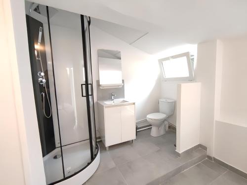 une salle de bain blanche avec douche et toilettes dans l'établissement FRGK 