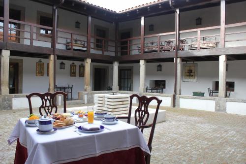 Una mesa con comida en un patio. en Hotel Convento Nossa Senhora do Carmo, en Freixinho