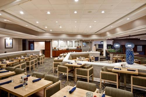 オーガスタにあるDoubleTree by Hilton Augustaの部屋にテーブルと椅子があるレストラン