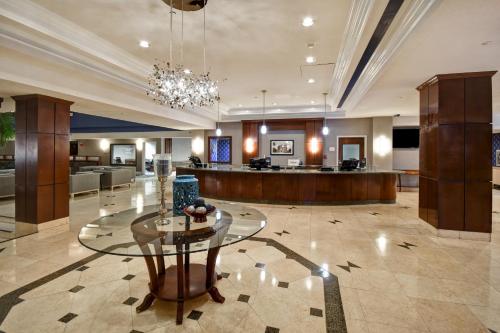 オーガスタにあるDoubleTree by Hilton Augustaのガラスのテーブルが置かれたロビー