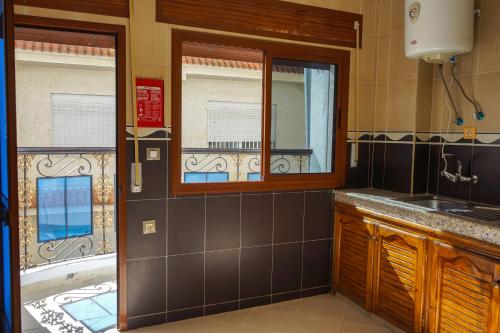 La salle de bains est pourvue d'une baignoire, d'un lavabo et d'une fenêtre. dans l'établissement CASA RAYAN, à Chefchaouen