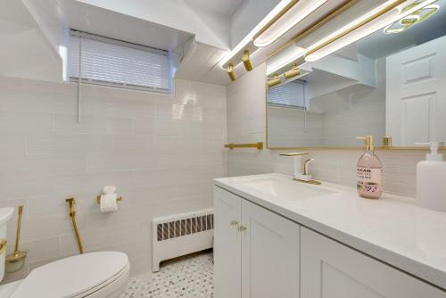 La salle de bains blanche est pourvue de toilettes et d'un lavabo. dans l'établissement Salem Vacation Rental 1 Mi to Downtown!, à Salem