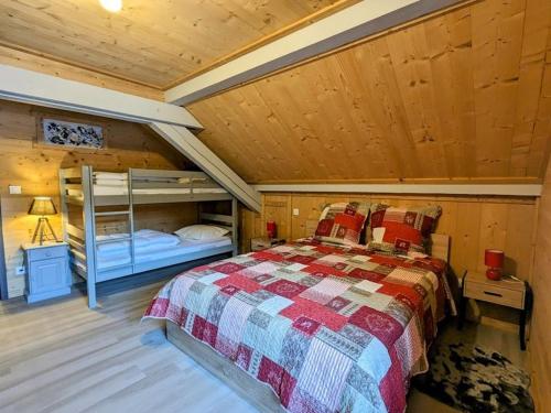 - une chambre avec un lit et des lits superposés dans une cabine dans l'établissement LE GRENIER, à La Bresse