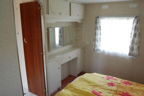 ein kleines Schlafzimmer mit einem Bett und einem Fenster in der Unterkunft Ubytovaní na kopečku in Velké Svatoňovice