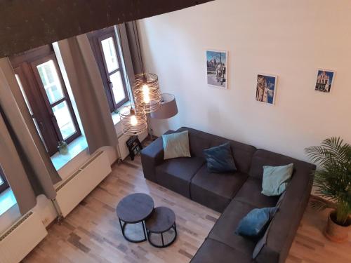 an overhead view of a living room with a couch at Het Maelslot (Mechelen) in Mechelen