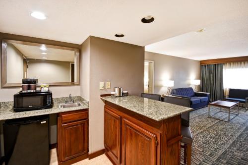 DoubleTree by Hilton Augustaにあるキッチンまたは簡易キッチン