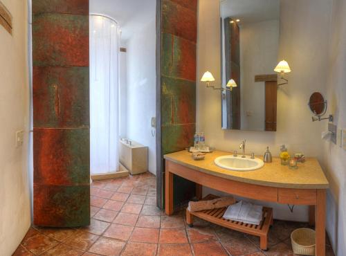 Bilik mandi di Hotel La Casona de Tita