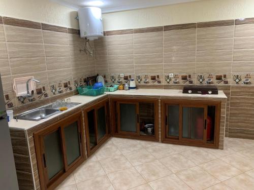 uma cozinha com um lavatório e uma bancada em EL MAR BEACH em Moulay Bousselham