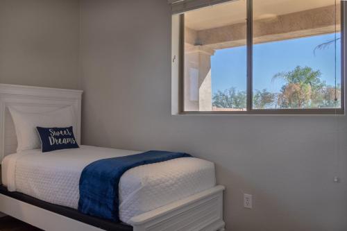 a bedroom with a bed with a window at Paradise Retreat Heated Privat Pool BBQ in Casa Grande