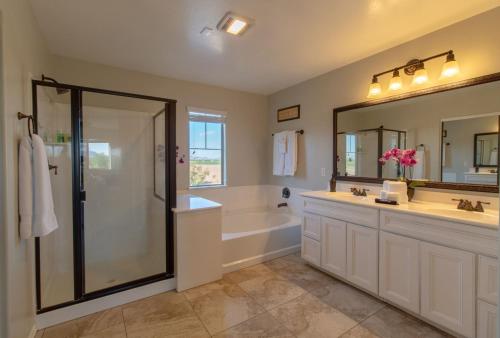 a bathroom with a tub and a sink and a shower at Paradise Retreat Heated Privat Pool BBQ in Casa Grande