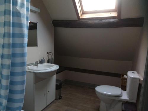 La salle de bains est pourvue d'un lavabo, de toilettes et d'une fenêtre. dans l'établissement Lavender Cottage, à Chézelles