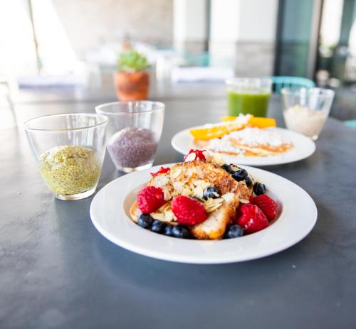 een tafel met drie borden eten erop bij Hilton Tulum Riviera Maya All-Inclusive Resort in Tulum