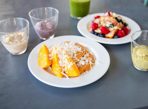een tafel met twee borden pannenkoeken en fruit bij Hilton Tulum Riviera Maya All-Inclusive Resort in Tulum