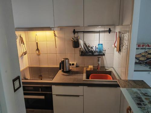 une cuisine avec un évier et un plan de travail dans l'établissement LA GRANDE MOTTE LE COUCHANT STUDIO cabine, à La Grande Motte