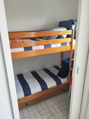 - deux lits superposés dans une chambre dans l'établissement LA GRANDE MOTTE LE COUCHANT STUDIO cabine, à La Grande Motte
